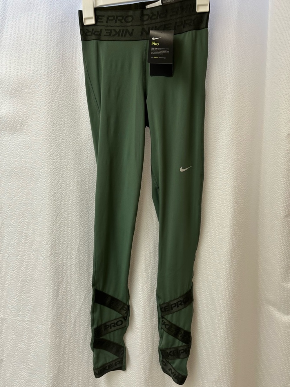 NWT Nike Pro Dry Fit High Rise Women's leggings, Size Small